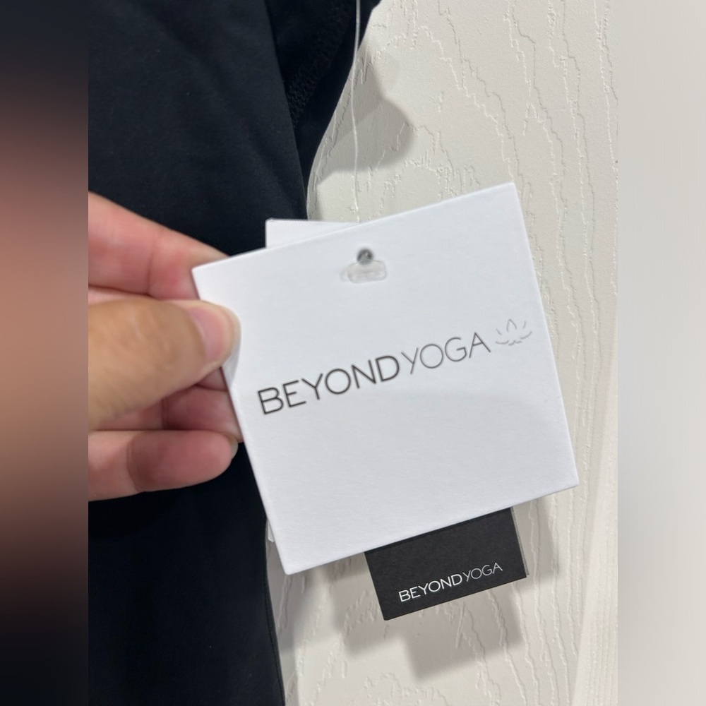 Beyond Yoga Women's Medium POWERBEYOND™ Strength Tank Black NWT Racerback - Picture 5 of 10